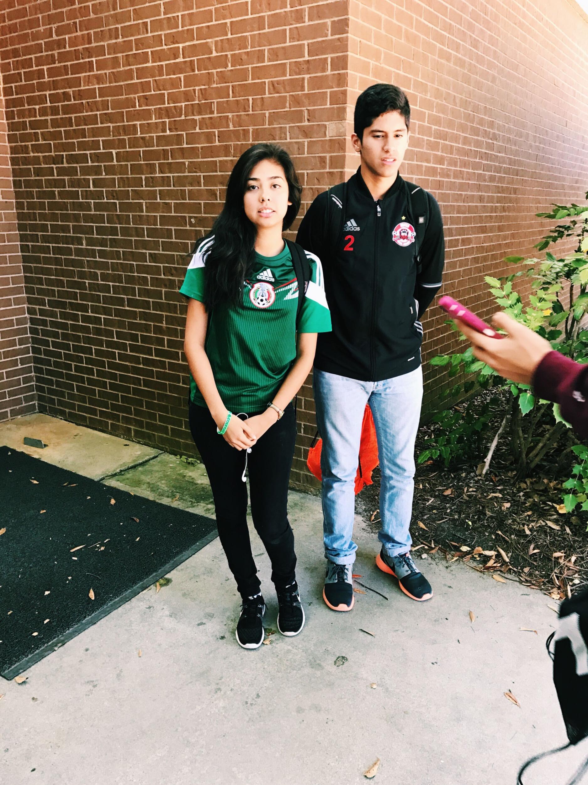 Nos conocimos en agosto de 2014 en Brookwood High School — solo dos chicos que no sabían que terminarían aquí.
Éramos buenos amigos en ese entonces, parte de un grupo increíble que hizo la secundaria inolvidable.
A lo largo de los años, crecimos juntos con amor, risas, distancia y fe.
Después de casi una década, por fin decimos “para siempre”.