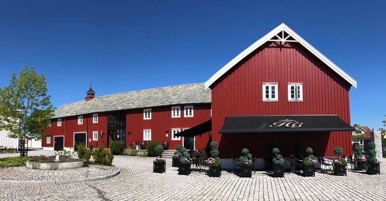 The Welcome Dinner will be held at 18:00 in the Restaurant basement. You can access this by the door down the stairs nearest the parking lot. The dress code is casual!
