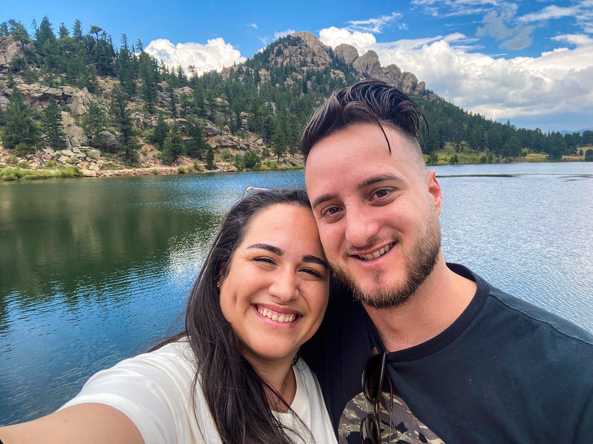 Their first trip together: a wedding in Breckenridge, Colorado. • Su primer viaje juntos: una boda en Breckenridge, Colorado.