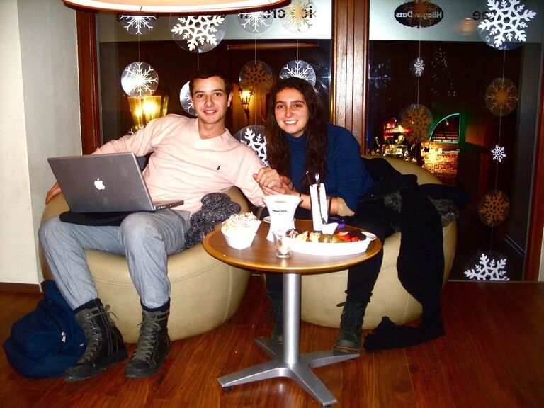 Berlin, Praga y Viena fueron el primer viaje de esta historia de amor. Como Luisa estaba estudiando cocina en Barcelona, David no aguantó las ganas de pasar un 31 de Diciembre con ella y se la llevó a pasear al antiguo continente en el peor invierno del siglo. 

Para evitar congelarse, paraban constantemente a comer, así fue cómo fueron adquiriendo una forma ovalada como un corazón ♥️.