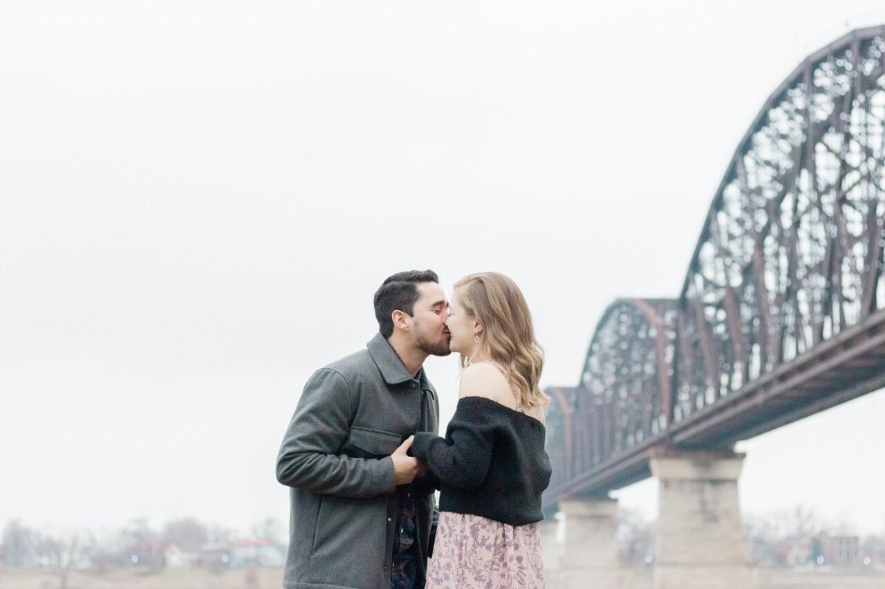 Kissing the love of my life! After popping the question @ the walking bridge (photo creds: Joan Hidalgo) // Besando al amor de mi vida! Después de hacer la pregunta en el puente  (créditos de las fotos: Joan Hidalgo)