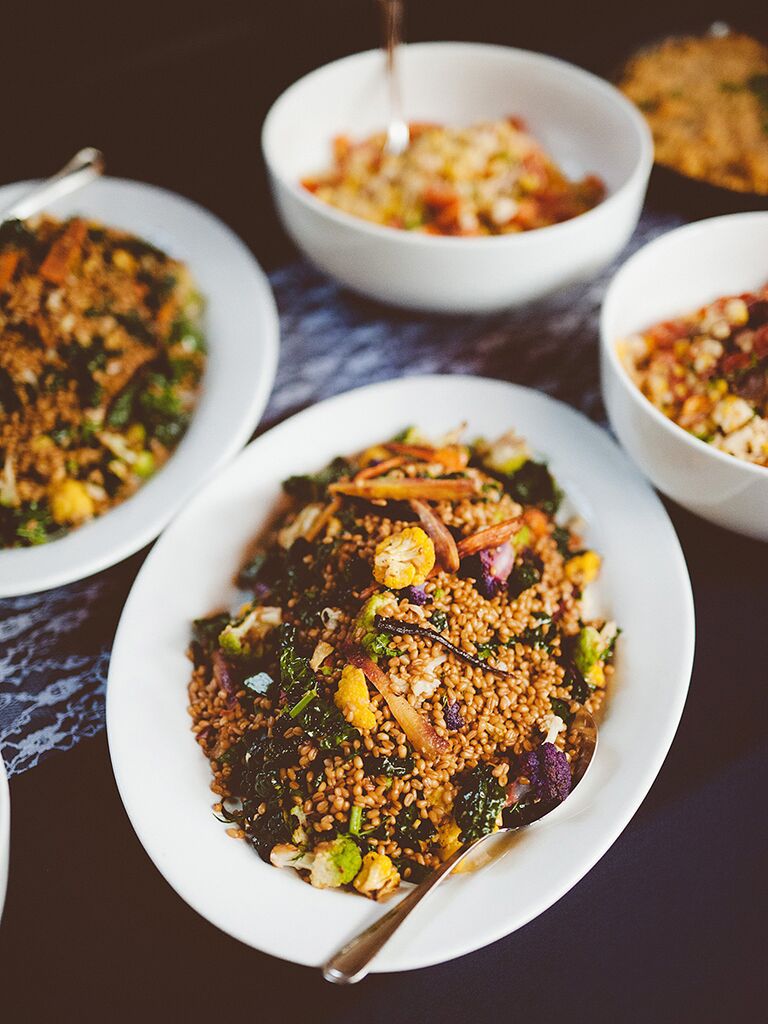 Salade familiale de légumes d'automne.idée de salade de légumes d'automne pour une entrée de réception de mariage