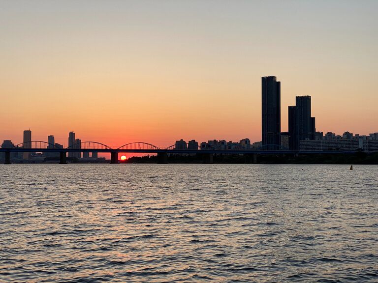 The "feels"-wrenching sunset leads Jesse and Sally to reconcile and rekindle a relationship.
