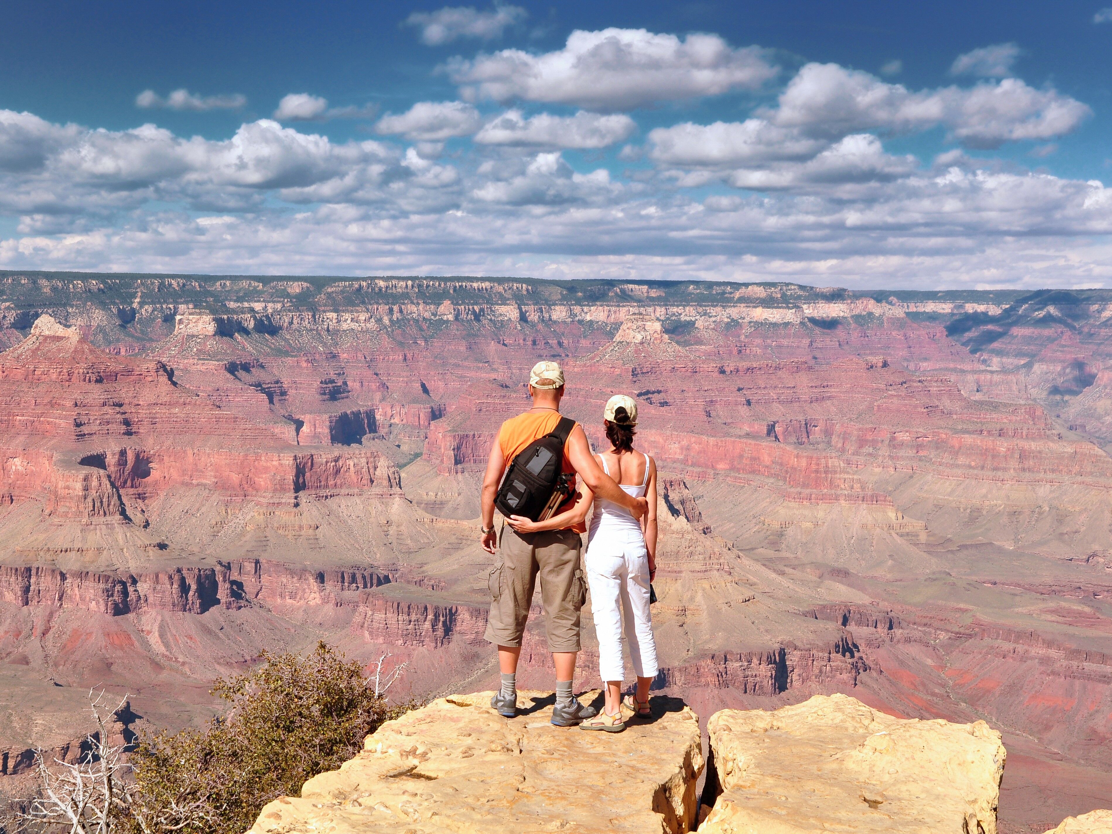 Couple looking out towards the grand canyon