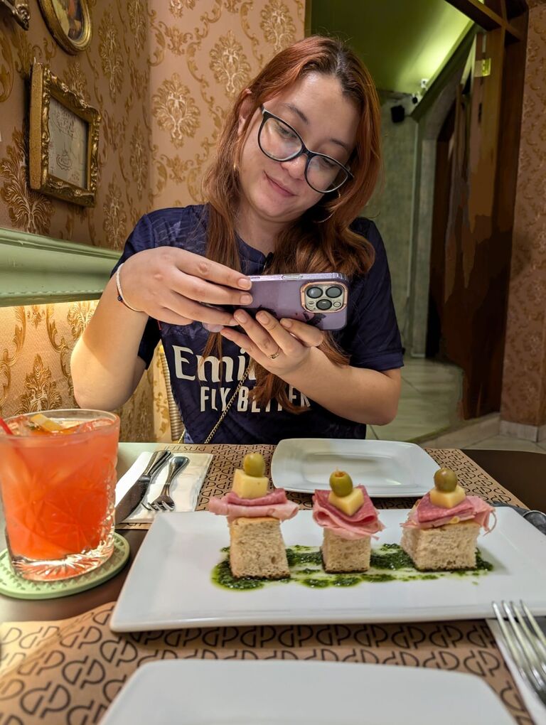 Probando comida rica y hablando del de las cosas que tenemos que comprar para la casa.