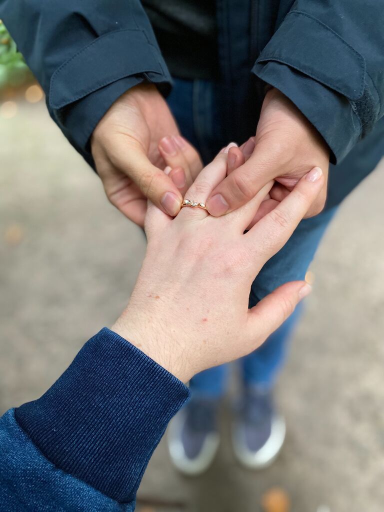 Michael bringt Kate zu einer nahegelegenen Sequoiafarm, weil heimische Bäume und Pflanzen ihr ein warmes Gefühl geben. Da fragt er sie, ob wir nicht anfangen sollten, eine Hochzeit zu planen.