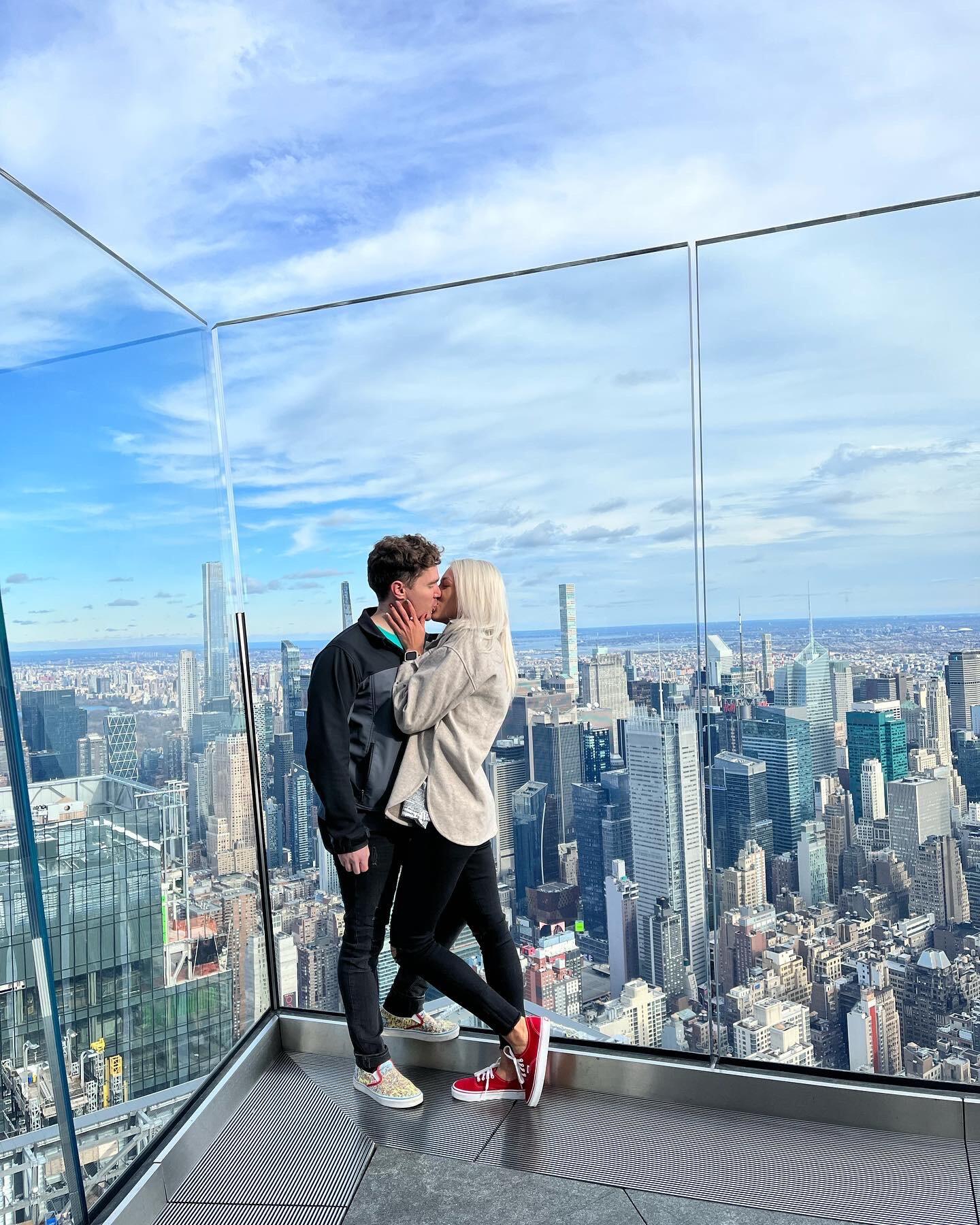 Smooches in the big 🍎 