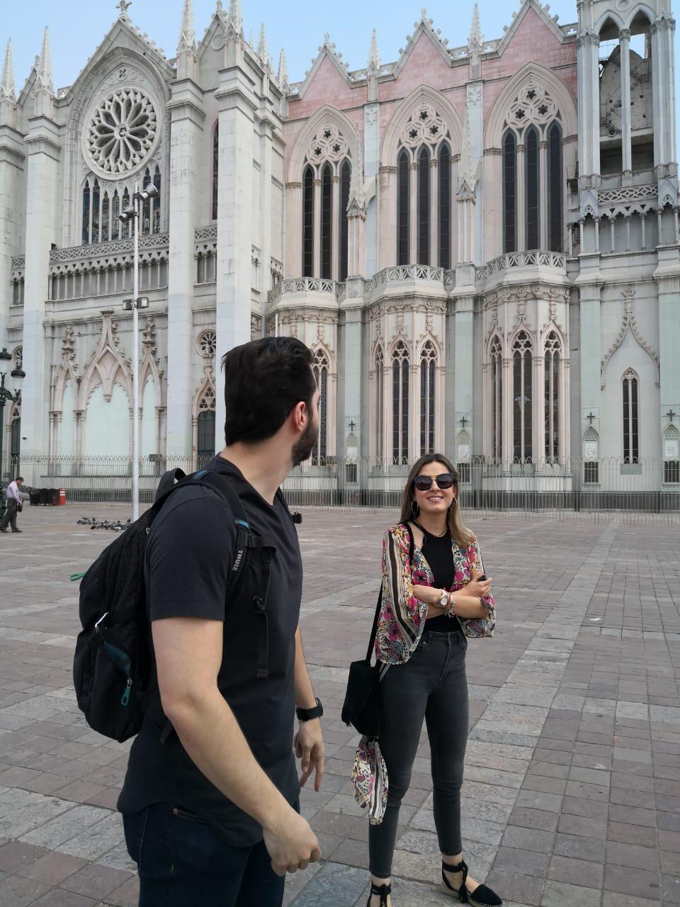 Después de casi 6 meses de habernos conocido, por fin nos volvimos a ver en Queretaro, hicimos un viaje express a Leon y ahí Santiago nos tomo esta foto, no sabíamos muy bien que estaba pasando...