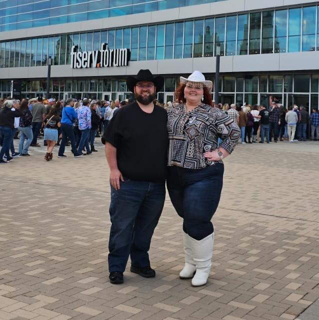 Lance and Amanda go to see Alan Jackson to celebrate their engagement during the final stop of his last tour ever. 