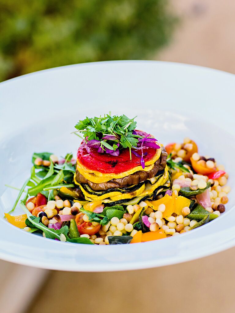 Plato vegetariano de cuscús para el entrante de una boda