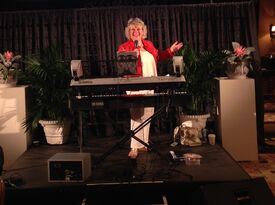 Maureen Smith - Pianist • Vocalist • Keyboards - Singing Pianist - Barrie, ON - Hero Gallery 4
