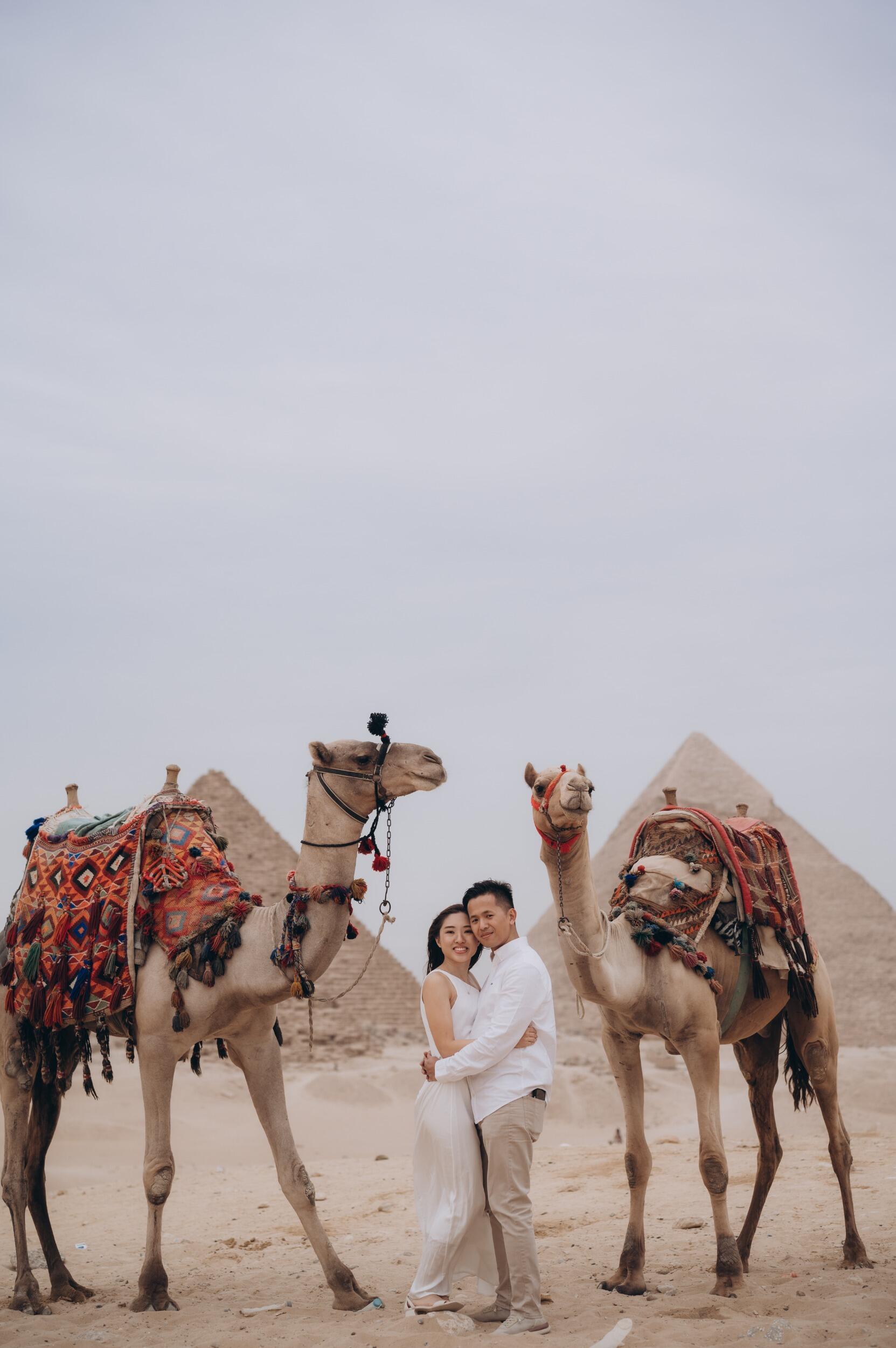 Taking photos with camels and the Giza Pyramids ✨