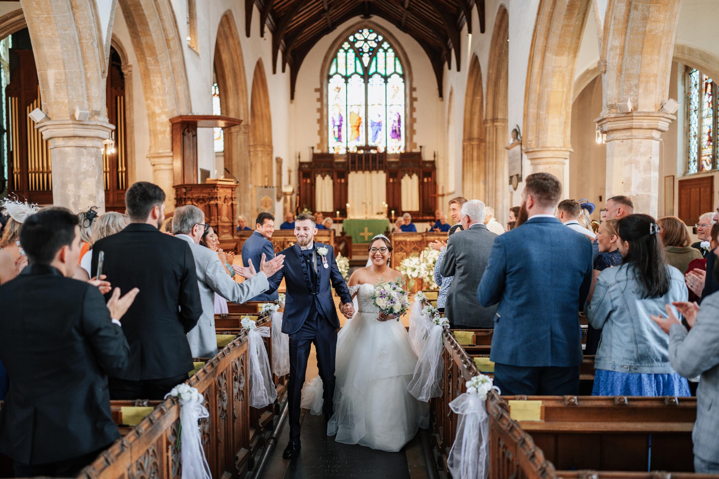 In a charming corner of England, surrounded by the warmth of their British family and closest friends, they joined their lives in an emotional religious ceremony. It was a day filled with love, gratitude, and shared promises. That moment marked the beginning of their life together, woven with care, respect, and a deep connection.