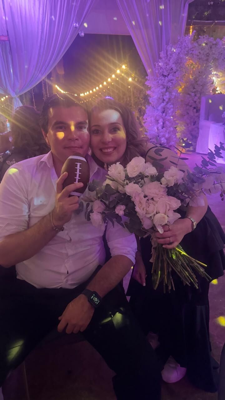 Después dos años y medio en una boda se cacho el ramo y la liga.....