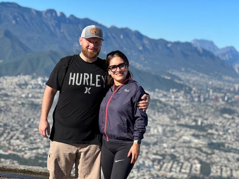 Hiking Cerro de la Silla in Monterrey during Alex's first visit. / Subiendo el Cerro de la Silla, primera vez de Alex en Monterrey.