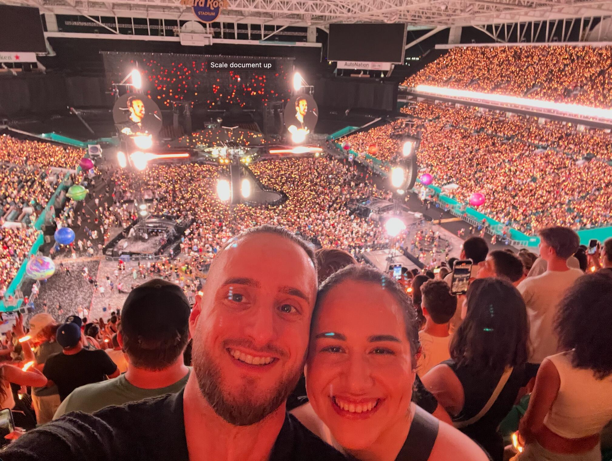 They celebrated their marriage at a Coldplay concert the very next day. • Celebraron su matrimonio en un concierto de Coldplay al día siguiente.