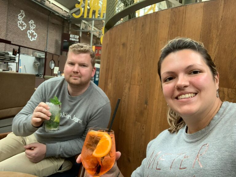 Na inspanning de ontspanning. Als we in Amsterdam zijn, kunnen we niet voorbij de foodhallen zonder een hapje en een drankje! 