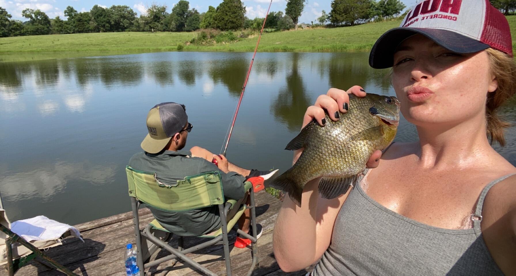 Bailey teaching me how to kiss, I mean fish! // Bailey enseñándome a besar, o sea, pescar!