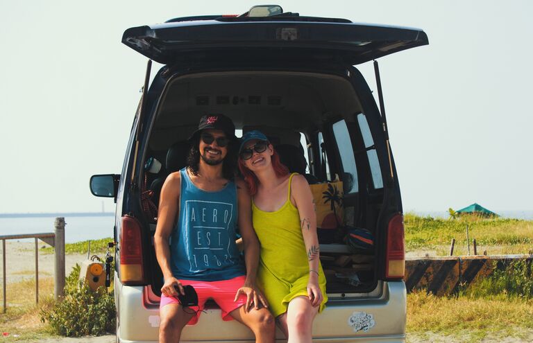 ENGLISH:
Oscar and Rosie move in together, in an apartment just a few minutes away from the beach where they first met. They start spending their mornings at that beach together; Oscar learning to surf, Rosie reading and watching the funny little sand crabs.

Oscar buys a little blue van. They go everywhere in it.

ESPAÑOL:
Oscar y Rosie deciden mudarse juntos a un apartamento a solo unos minutos de la playa donde se conocieron por primera vez. Comienzan a pasar las mañanas juntos en esa playa; Oscar aprendiendo a surfear, Rosie leyendo y observando a los graciosos cangrejos de arena.

Oscar compra una pequeña van azul. Viajan a todas partes en ella.