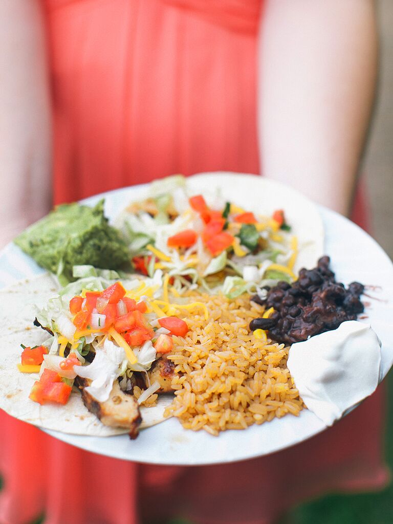 Idea de cena de inspiración mexicana para un banquete de boda.idea de cena inspirada en lo mexicano para un entrante del banquete de bodas