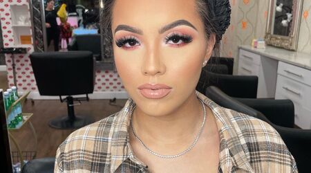 BeautybyTina - Graduation beat 💓 . . #makeup #artist #popular #makeup  #makeuplover #makeupaddict #pigments #eyeliner #glow #beautybytina  #gorgeous #flawless #skin #beautiful #mua #cleanbeat #likeforlike  #beforeandafter #followforfollow #bridalmakeup