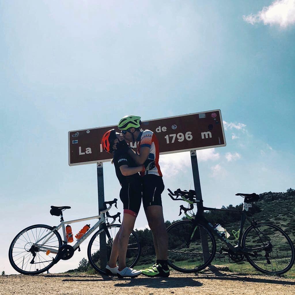 Arranca la era de los Ironman, los viajes, los entrenos compartidos y los sueños. Diego hace su primer Ironman, y Audena corre con él la maratón. Ahí se enamora del deporte… y de la locura compartida. Hicimos nuestros primeros viajes fuera de España, con mucha ilusión, muchas risas y mil ganas de comernos el mundo (y alguna que otra hamburguesa después de las carreras).