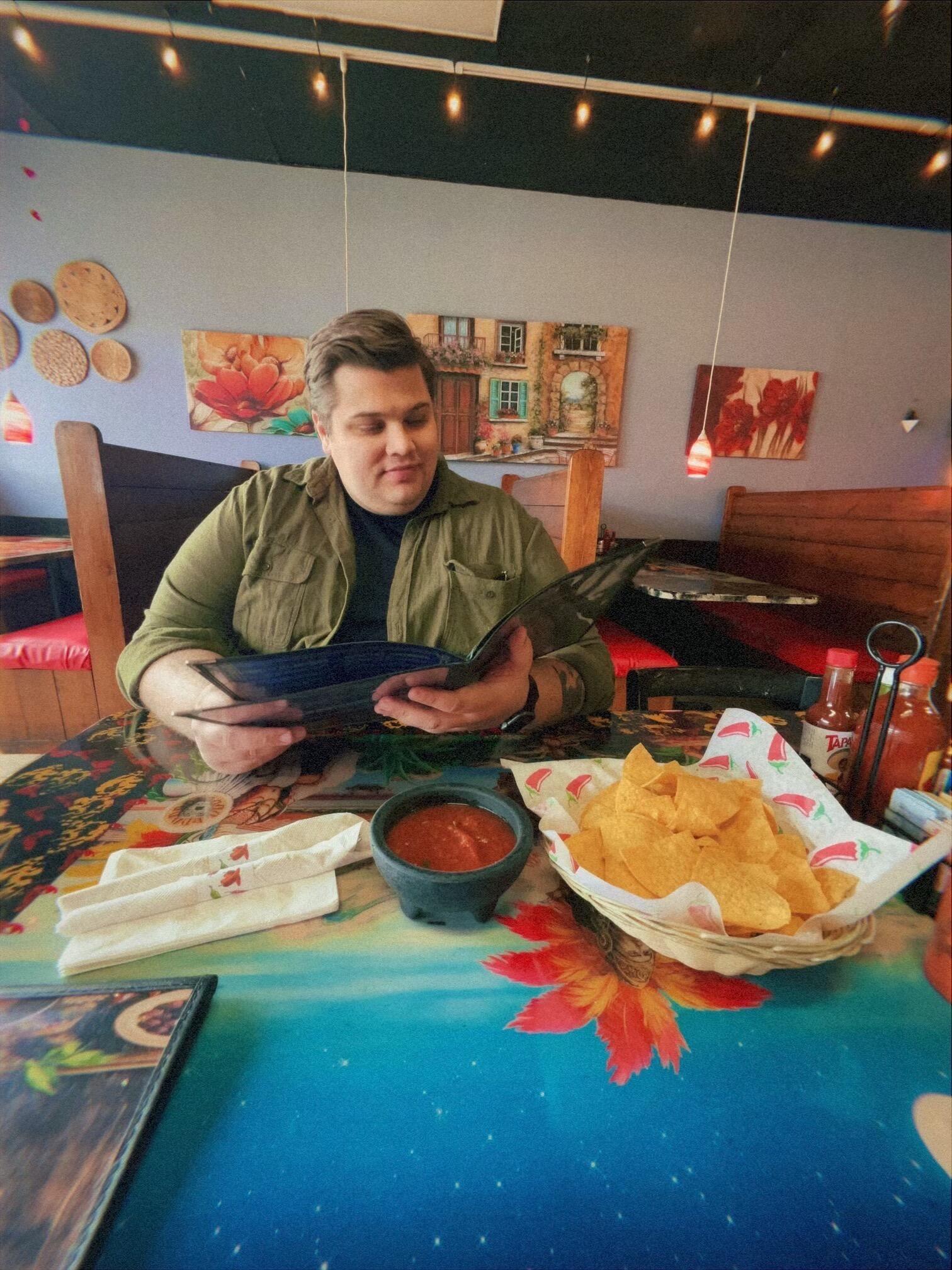 Austin & Lauren revisited their first date spot. This time, Lauren was feeling much less nervous and enjoyed her food!