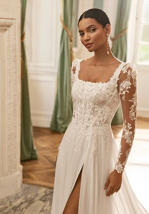 A-line wedding dress with square neckline and detachable long sleeves in lace. Voile skirt with front slit, open back and lace train.