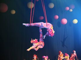Le PeTiT CiRqUe® family entertainment production - Circus Performer - Inglewood, CA - Hero Gallery 4