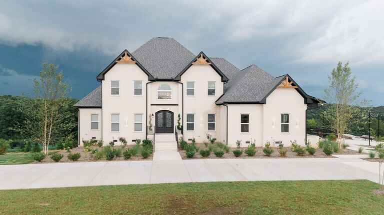 Guest are welcome to arrive by 4:30pm. There are two parking lots directly in front of the property. Please feel free to park in any free space you'd like. 