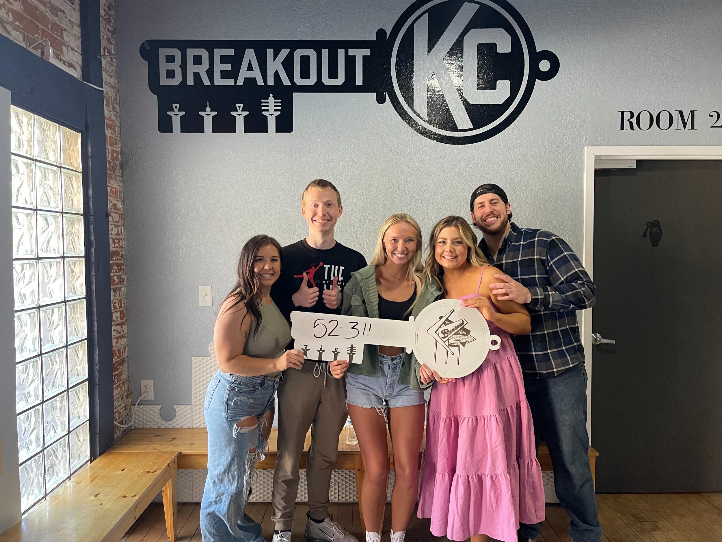 On April 29th Austin planned a whole day for the two of them to grab coffee, do a breakout room and grab lunch with her best friend. Little did Kelsey know, he was proposing that night. 