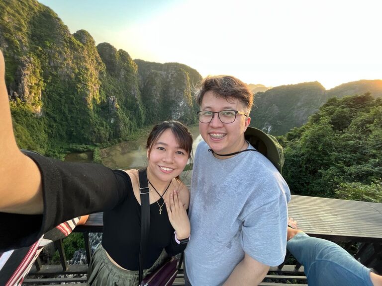 👰🏻‍♀️ After seven wonderful years, we made the decision to make forever official. This a picture of us from Vietnam, the place where we both agreed to commit to each other for life.

🤵🏻Керемет жеті жылдан кейін біз мәңгілікке бірге болу туралы шешім қабылдадық. Бұл Вьетнамның төбесінде  екеуміздің бір-бірімізге өмір бойы серік болуға келіскен сәтіміз.