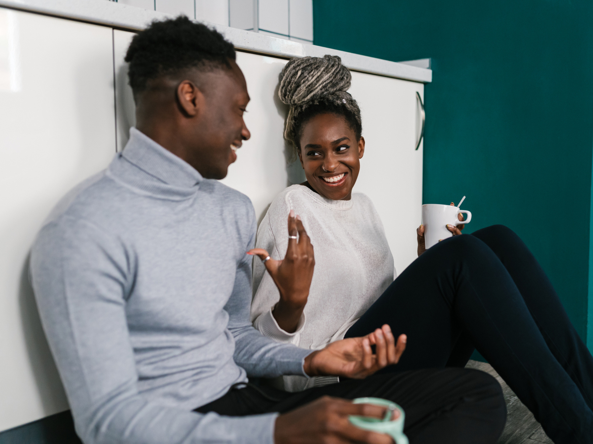 Couple talking with eachother sitting on the floor