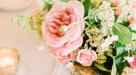 Sắm hoa cưới đẹp là một phần không thể thiếu trong ngày cưới của bạn. Với sự sáng tạo và đam mê của các nhà hoa, bạn sẽ có được bó hoa cưới tuyệt đẹp cho ngày trọng đại của mình.