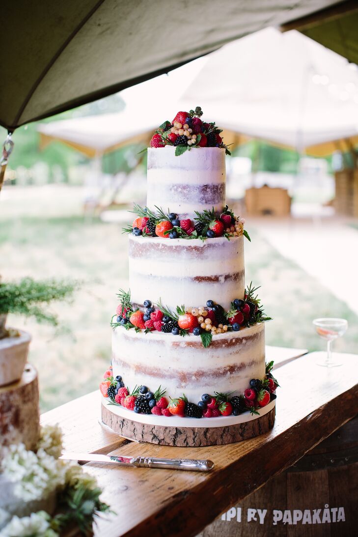 Rustic Naked Cake With Berries 