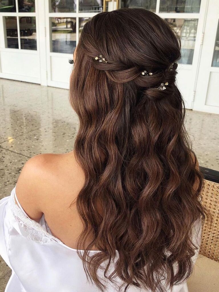 6 Trendy Claw Clip Hairstyles for Summer 2024