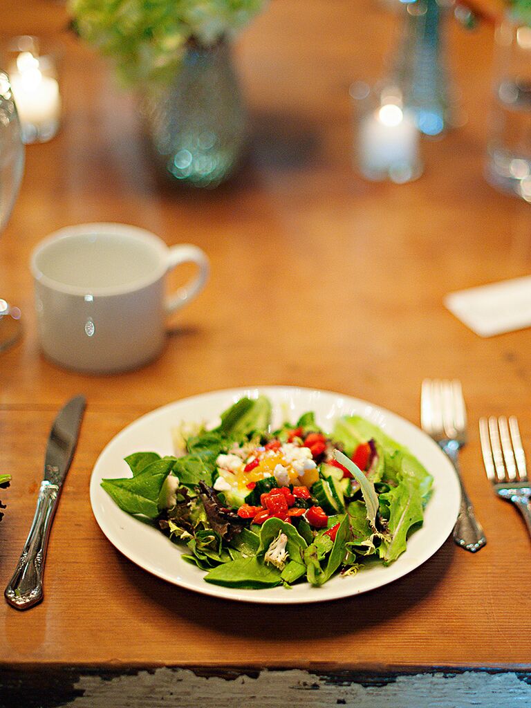 Idea de ensalada verde de primavera para el entrante de una boda