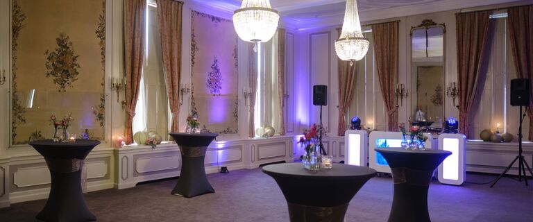 After dinner, all evenings guests will arrive between 20:30 and 21:00 for the evening reception in the Bloemenzaal.

Let's get the party started! 