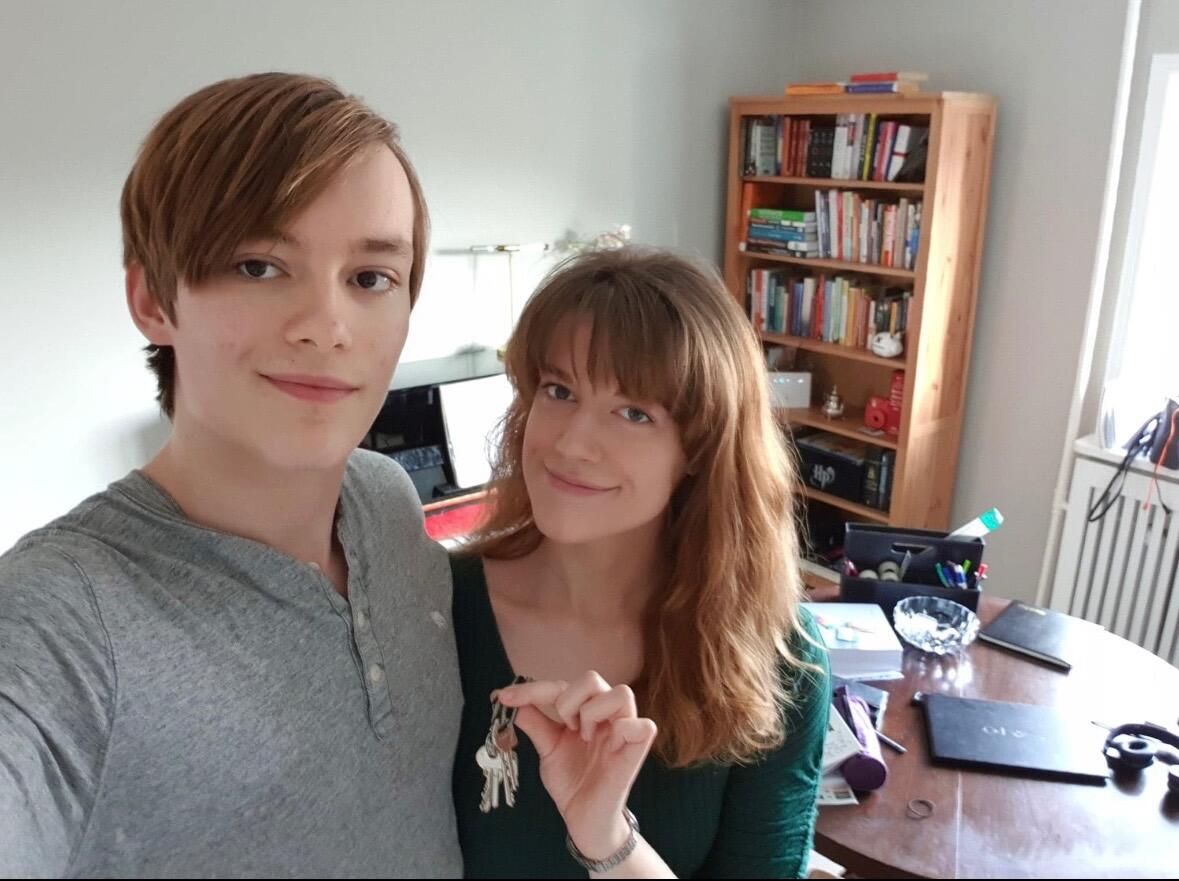 Vi tager springet og flytter sammen, hvor Caroline kommer op til Marcus i Hørsholm i Nordsjælland. Knap 3 måneder efter vi blev kærester begyndte vi at se på lejligheder i sommeren og efteråret 2018. Vi forelsker os i lejligheden på Usserød Kongevej - hvor vi stadig bor i dag.