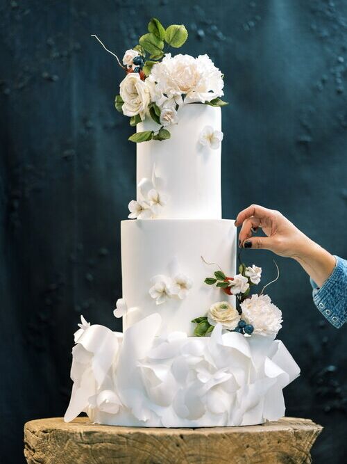 WEDDING CAKE ADVICE - How To Incorporate Edible Flowers Into Your