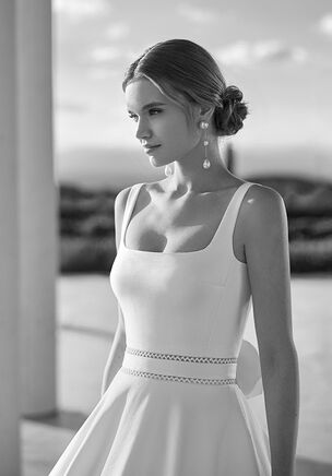 Classic princess-style wedding dress, made of sienna with lace details at the waist and flower. Rosa Clará look with a square neckline and a square back.