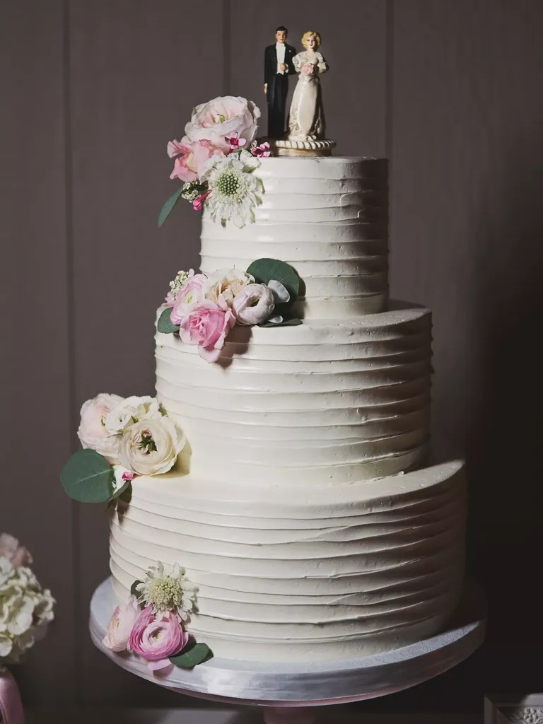 26-three-tier-wedding-cake-ideas-that-are-super-sweet