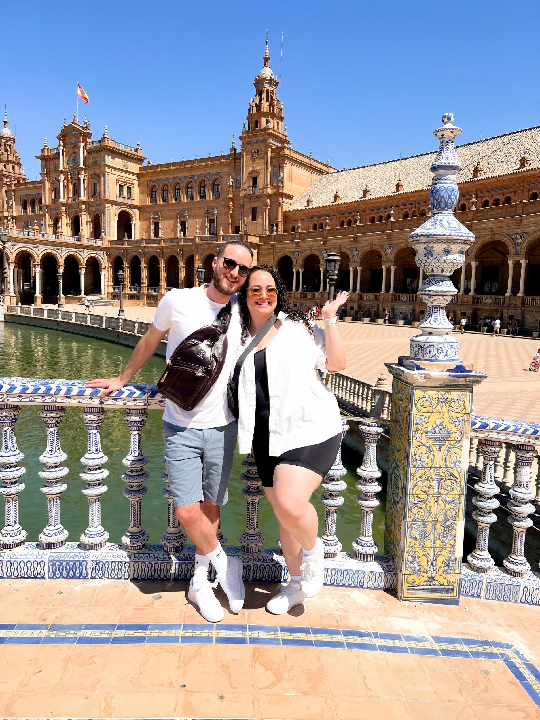 They spent two unforgettable weeks traveling Spain and celebrating their engagement. • Pasaron dos semanas inolvidables viajando por España y celebrando su compromiso.