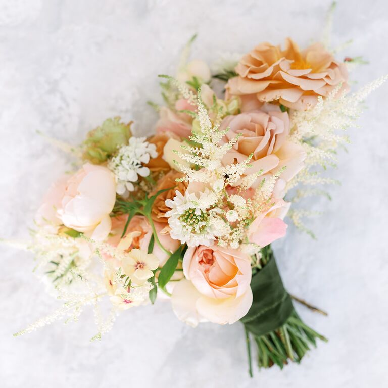 Peachy rose bouquet for a summertime wedding