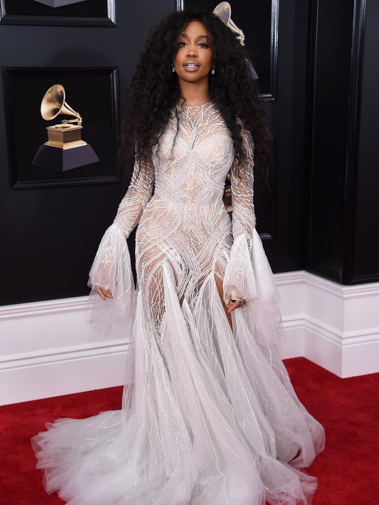 SZA on the red carpet at the Grammy's. 
