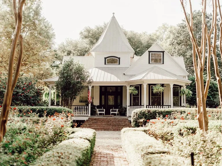 The Henry Smith House small wedding venue in Picayune, Mississippi