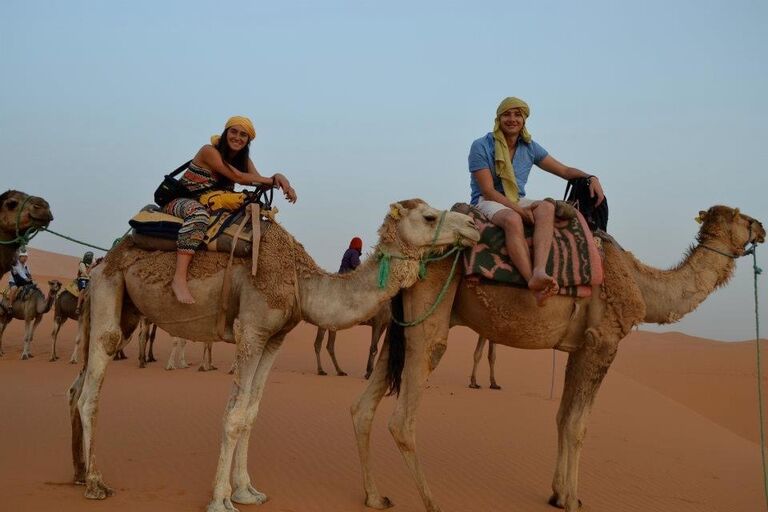 Marruecos y España iniciaron la era de mochileros y aventura de esta pareja. El calor sofocante de 50C, los olores de una cultura diferente y la ropa espichada en una maleta, fueron algunas de las pruebas por las que se enfrentó el amor. 