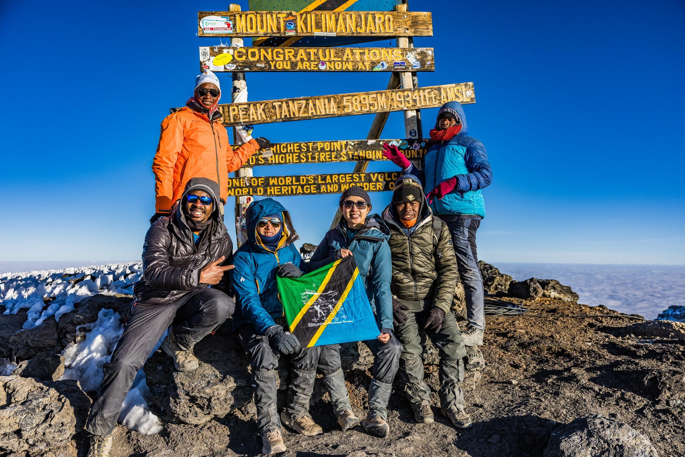 Reaching the summit of Mount Kilimanjaro, 5895m 💪