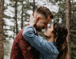 19 Festive Winter Engagement Photos That'll Inspire You