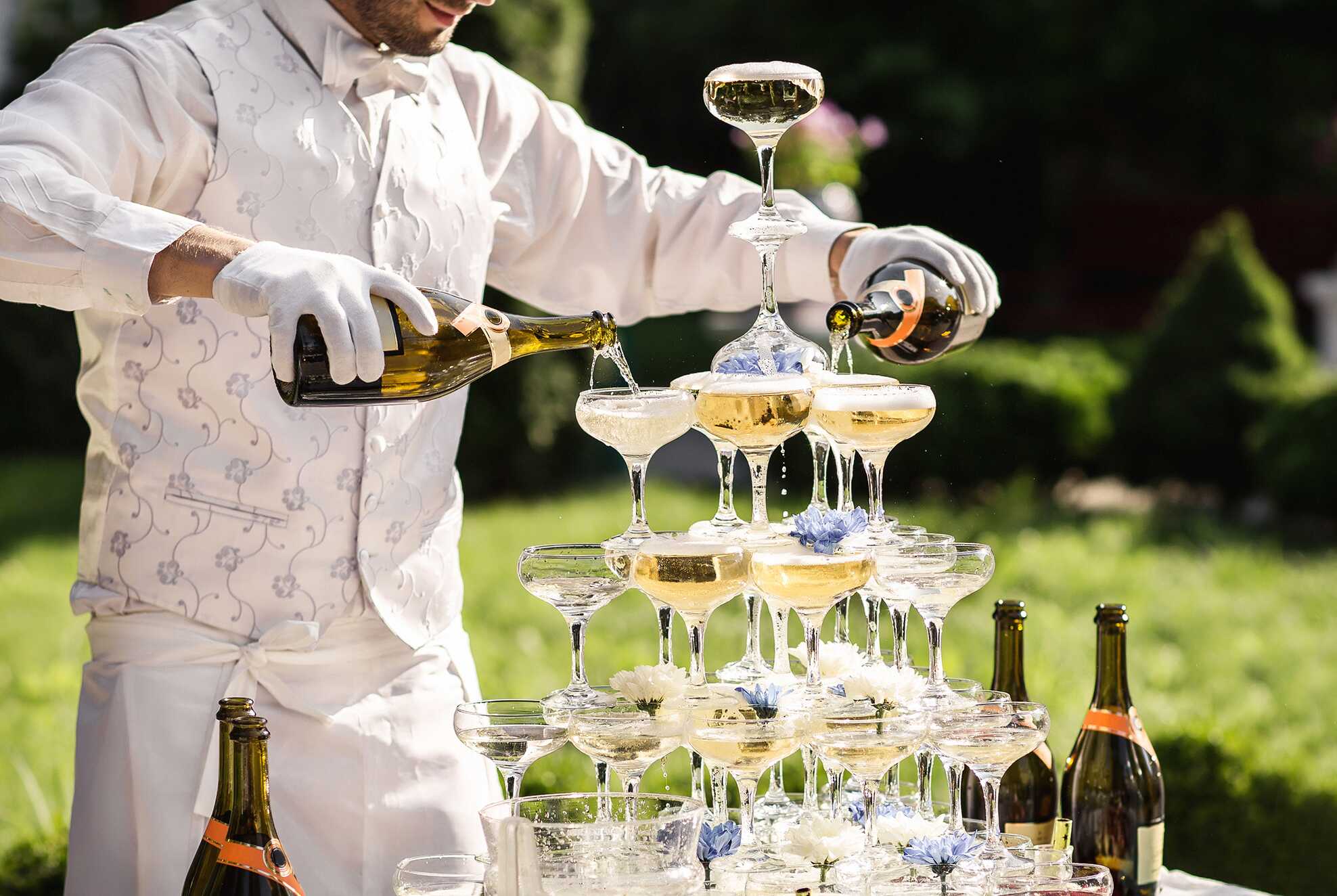 How to Hire a Wedding Bartender